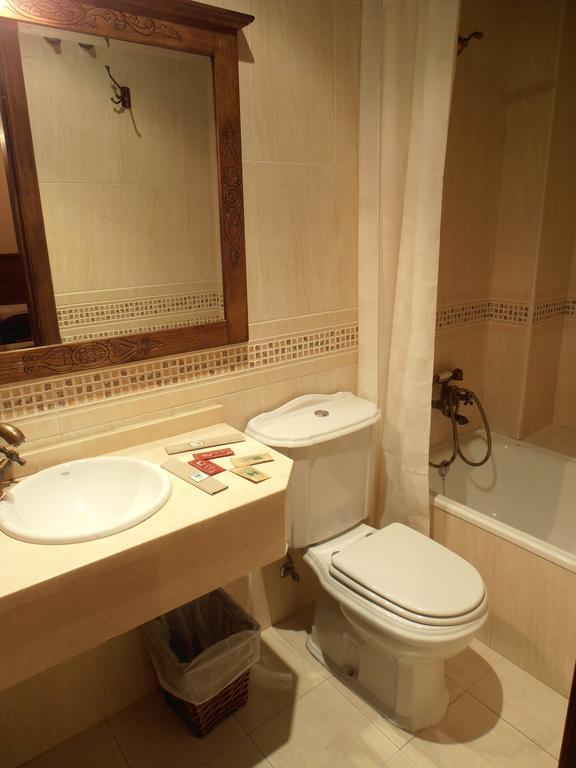 Hostal Virgen De La Encina Понферрада Номер фото