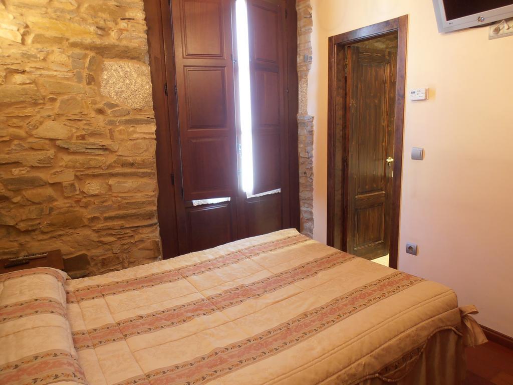 Hostal Virgen De La Encina Понферрада Номер фото