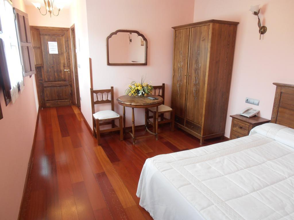 Hostal Virgen De La Encina Понферрада Номер фото