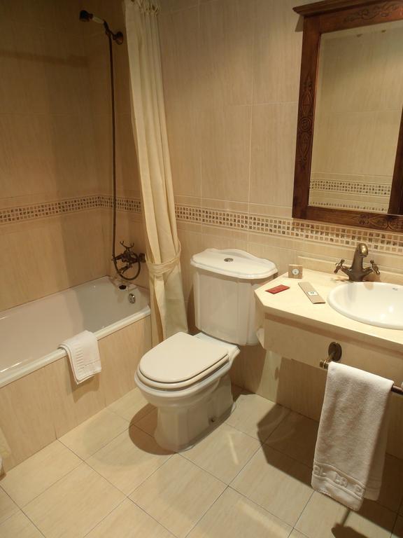 Hostal Virgen De La Encina Понферрада Номер фото
