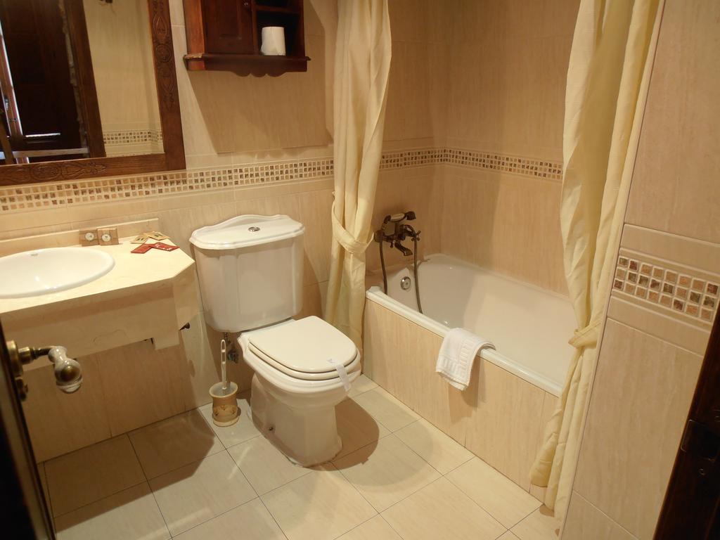 Hostal Virgen De La Encina Понферрада Номер фото