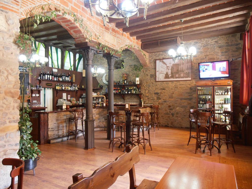 Hostal Virgen De La Encina Понферрада Экстерьер фото