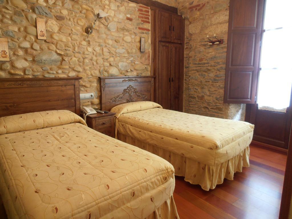 Hostal Virgen De La Encina Понферрада Номер фото