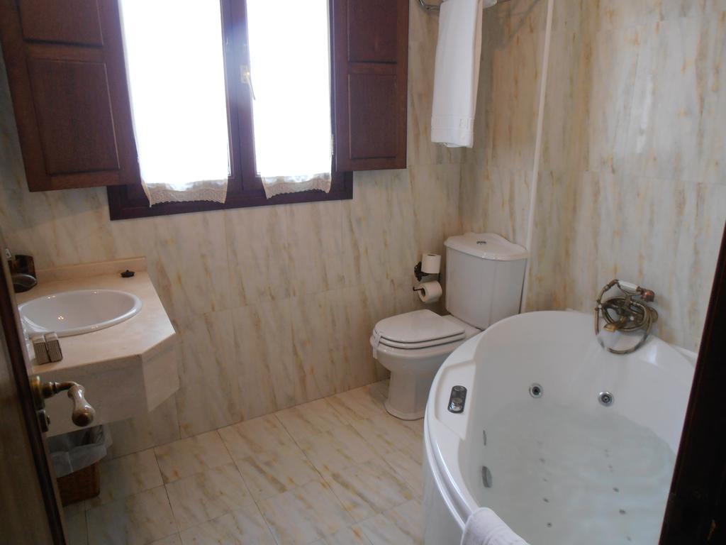Hostal Virgen De La Encina Понферрада Номер фото