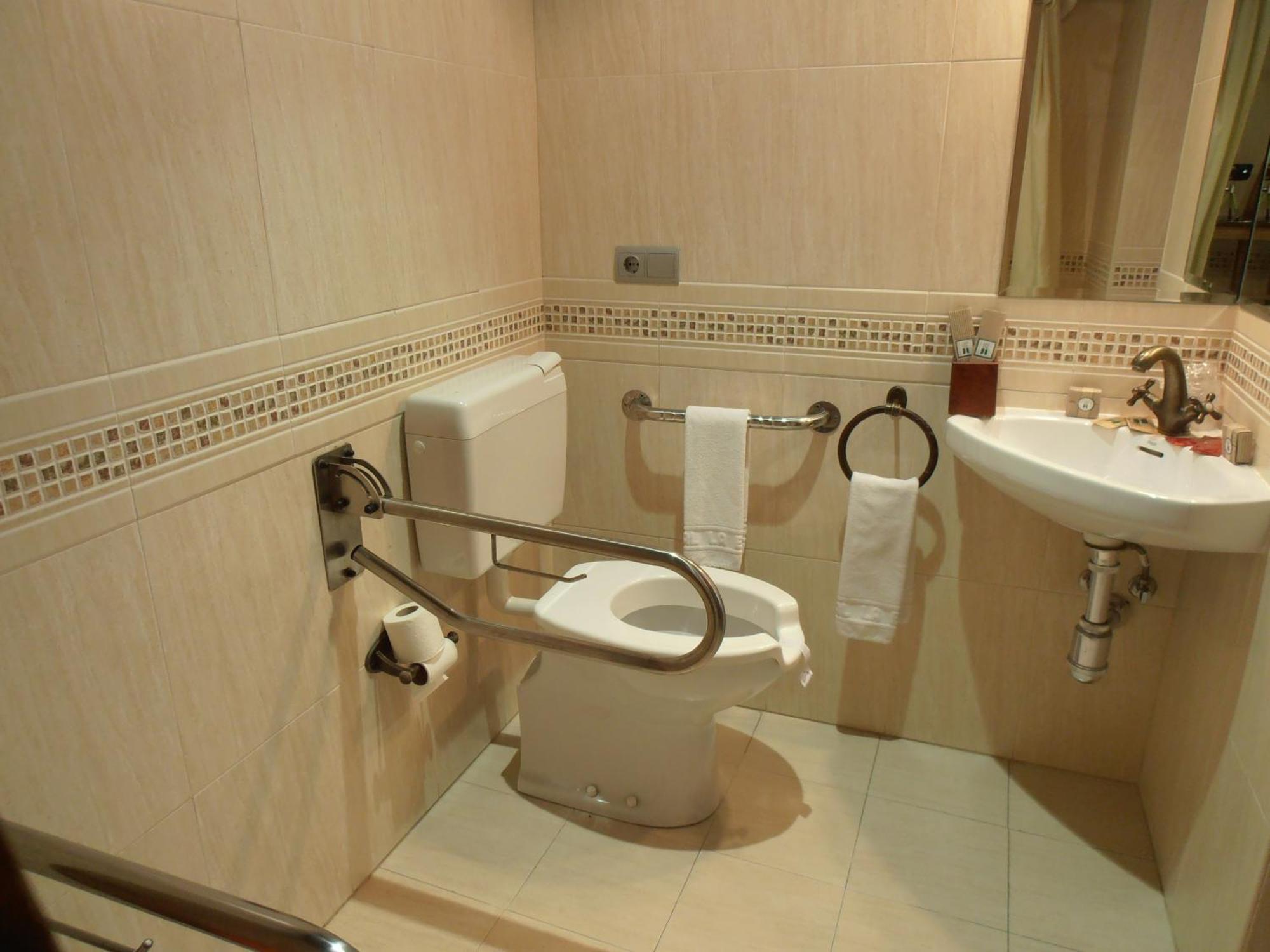 Hostal Virgen De La Encina Понферрада Экстерьер фото